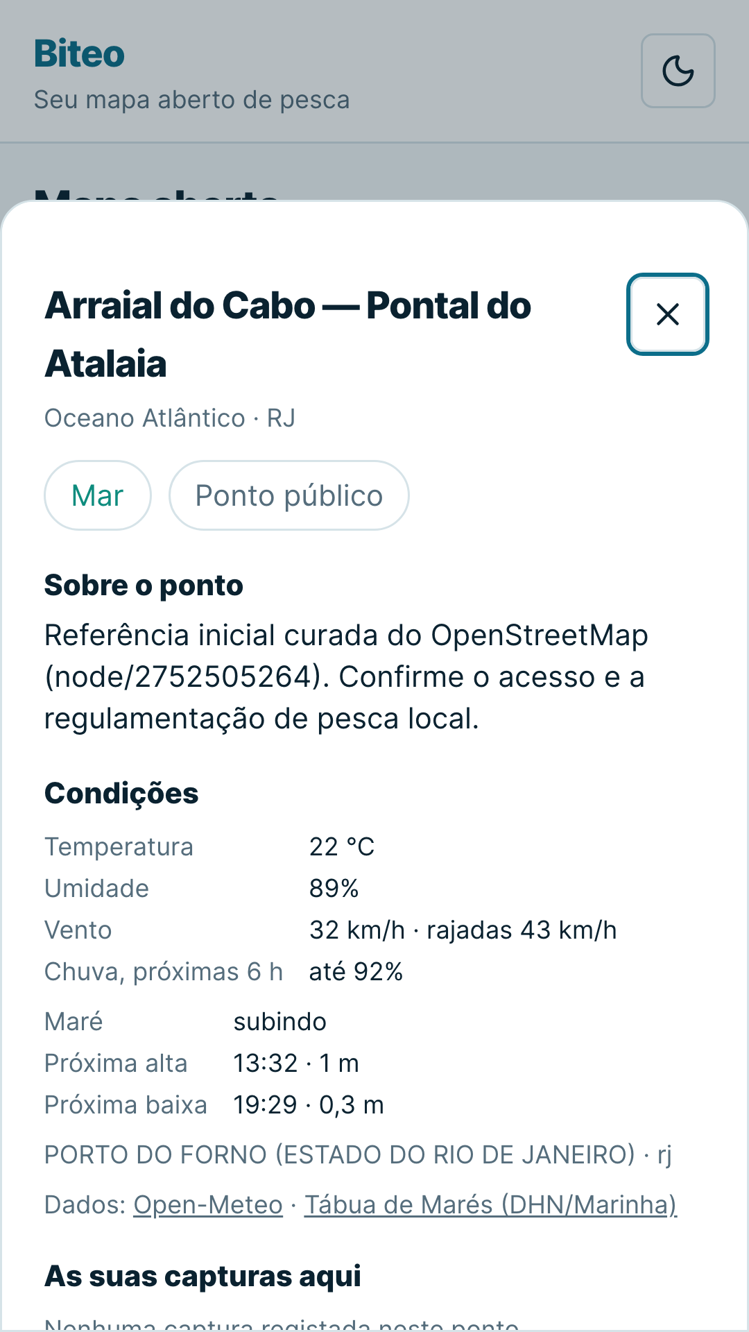 Ponto de mar com tábua de marés e condições